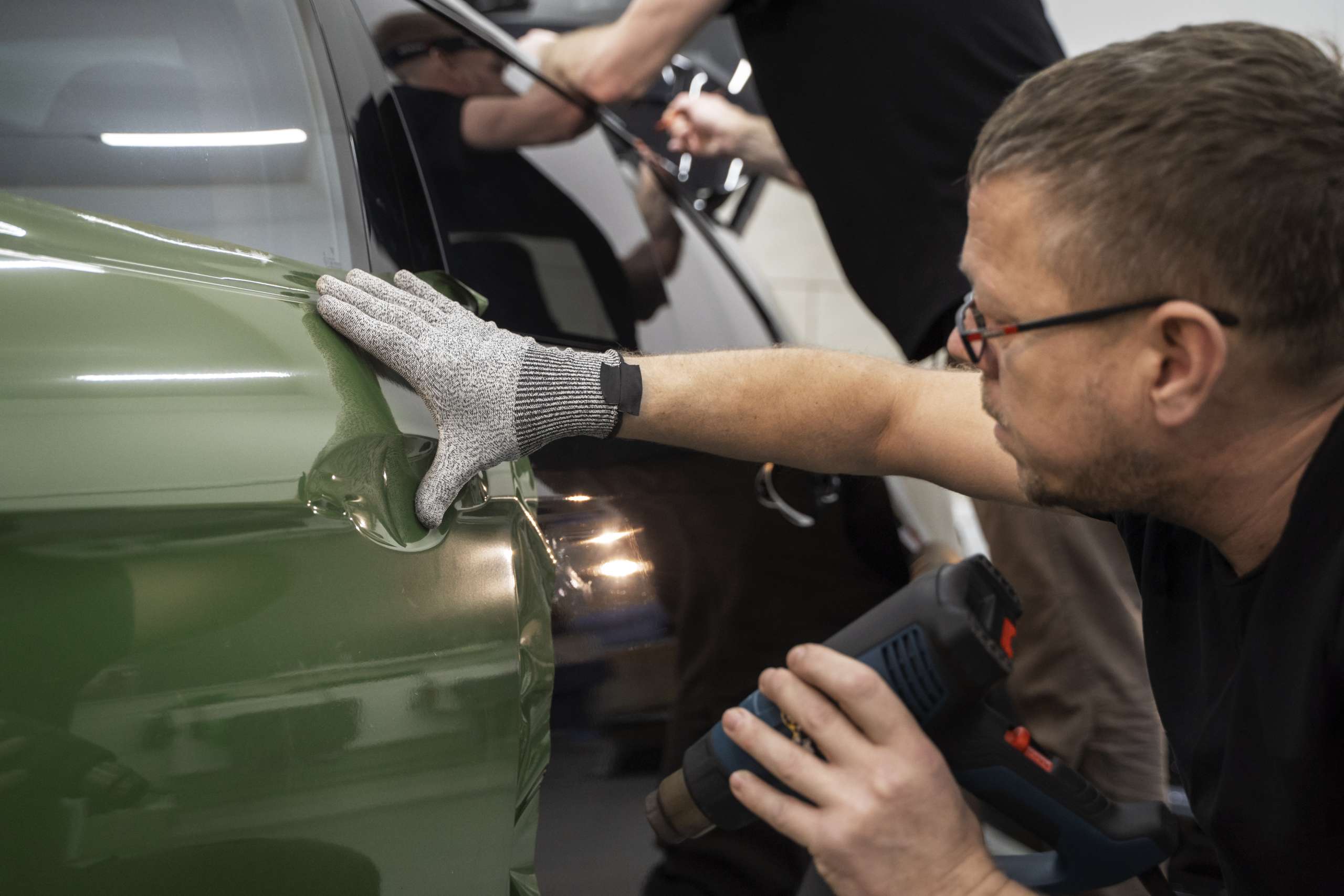 person-working-car-wrapping (2)